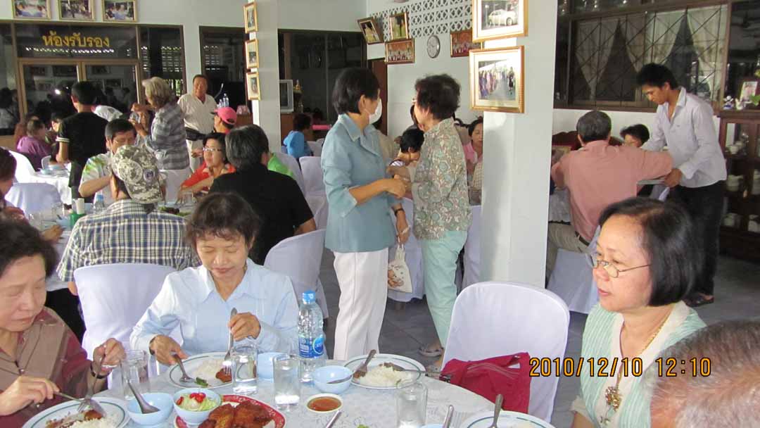 Lunch_Mae_Pranom_10_15.JPG 105.8K