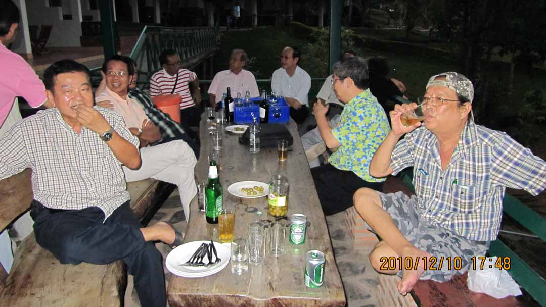 night_party_10_01.JPG 102.3K