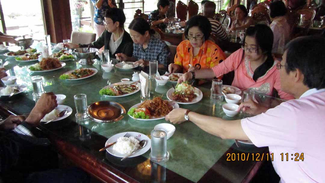 lunch_11_15.JPG 93.6K