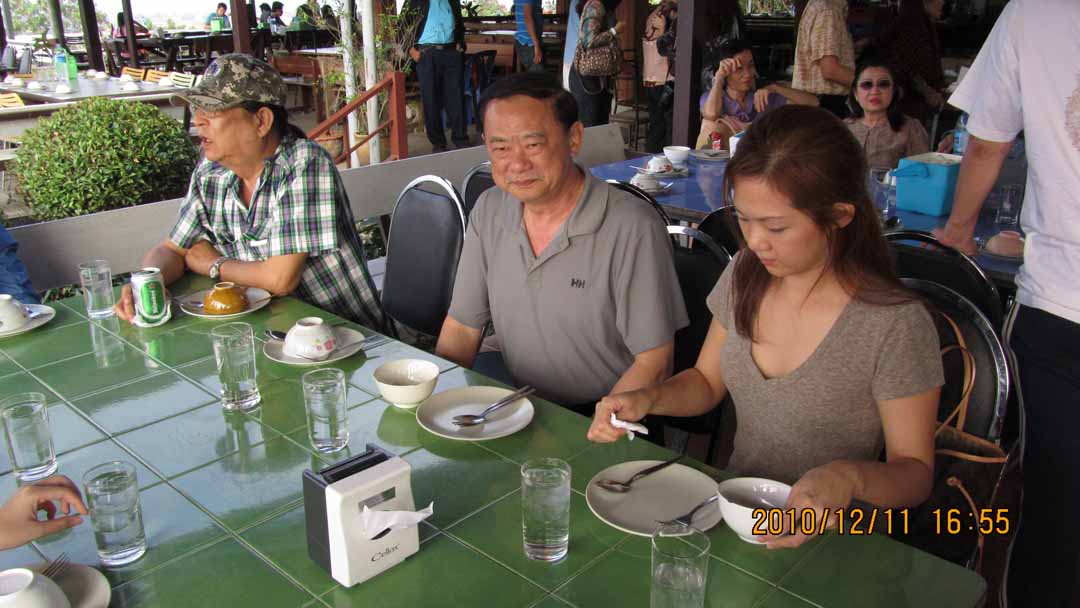 Imsook_dinner_11_15.JPG 99.4K