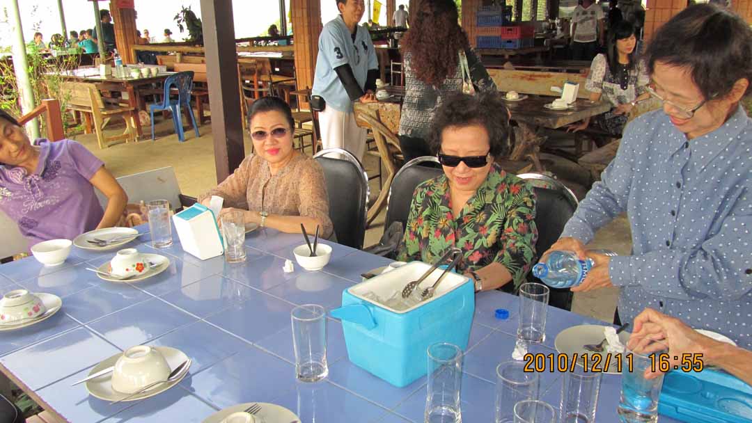 Imsook_dinner_11_18.JPG 110.7K