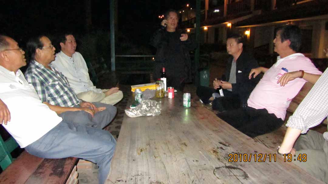 gang_party_11_08.JPG 74.9K