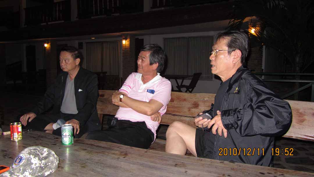 gang_party_11_09.JPG 71.5K